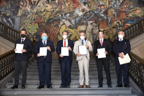 Para fortalecer la formación académica a nivel superior en la región del Istmo de Tehuantepec, el Gobernador de Veracruz, Cuitláhuac García Jiménez, participó en la firma del Convenio Marco entre el Corredor Interoceánico y la SEP; este contempla acciones para mejorar la calidad de la educación en beneficio de los jóvenes, con intercambios académicos y opciones a distancia. García Jiménez dijo que con el convenio se agrega un elemento sustancial: que exista vinculación entre los egresados de las universidades y los grandes proyectos con el objetivo servir mejor a sus comunidades a través de la innovación.
