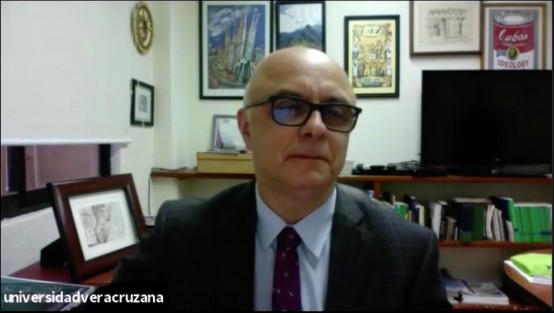 Raciel Martínez Gómez, un apasionado del cine, ha destacado desde muy joven en la labor de la Comunicación, dentro de la Prensa y en la Academia. Actualmente se desempeña como Director General de Comunicación Universitaria, en la Universidad Veracruzana. En palabras  del historiador Eduardo de la Vega Alfaro, <em>Este este texto consolida una trayectoria que destaca en el nivel nacional y que revela una pasión que el autor siempre ha tenido y que considero debe continuar. </em>
