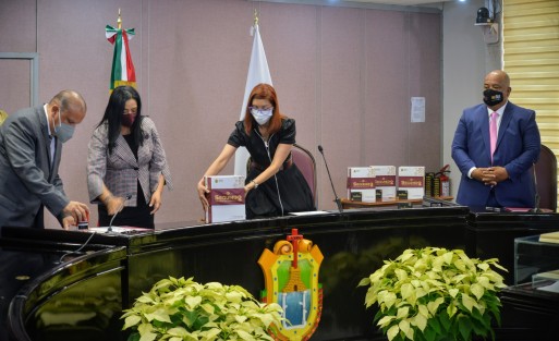 La Jefa de la Oficina de Programa de Gobierno, Waltraud Martínez Olvera, acompañada del secretario de Gobierno, Eric Cisneros Burgos, acudió este domingo al Congreso del Estado a presentar el Segundo Informe de Gobierno de Cuitláhuac García Jiménez. 