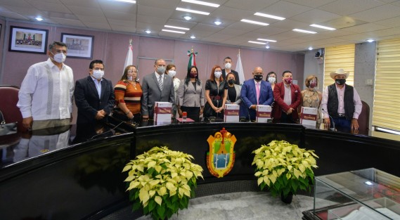 Estuvieron presentes en el acto protocolario, las diputadas Rosalinda Galindo Silva, Florencia Martínez Rivera, Vicky Virginia Tadeo Ríos, Adriana Esther Martínez Sánchez y Ana Miriam Ferráez Centeno, los diputados Raymundo Andrade Rivera, Víctor Emmanuel Vargas Barrientos, Carlos Manuel Jiménez Díaz y Eric Domínguez Vázquez, así como el secretario general del Congreso del Estado, Domingo Bahena Corbalá.
