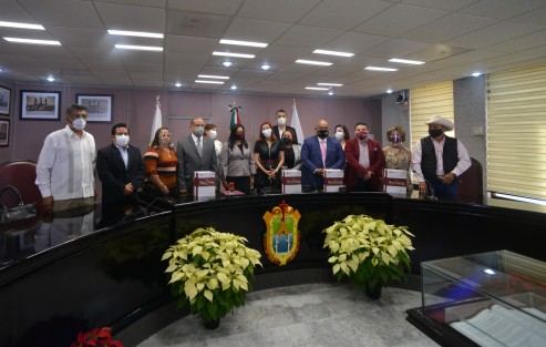 Este 15 de noviembre,  la jefa de la Oficina de Programa de Gobierno, Waltraud Martínez Olvera, entregó por escrito el Segundo Informe de Gobierno de la administración estatal que encabeza el ingeniero Cuitláhuac García Jiménez; el cual recibió, a nombre de la LXV Legislatura, la presidenta de la Mesa Directiva del Congreso del Estado, diputada Adriana Paola Linares Capitanachi. De esta manera, se cumplió en tiempo y forma lo establecido en el inciso D, fracción I, del Artículo 26 de la Constitución Política y en el Artículo 40 de la Ley Orgánica del Poder Legislativo, ambas del Estado de Veracruz de Ignacio de la Llave, relativo a la presentación del Informe anual sobre el estado que guarda la administración pública estatal.
