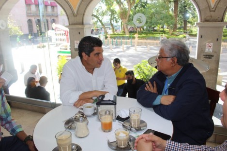 A cubrebocas quitado, conversaron en un café del centro de Xalapa el dirigente estatal del PAN, Joaquín Guzmán Avilés y el exalcalde por el PRI de Xalapa y hombre de negocios, David Velasco Chedraui, de quien se dice, se le estaría  viendo a-su-lado más frecuentemente. 