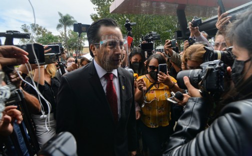 Aunque este año debido a la contingencia sanitaria el informe del Gobernador Cuitláhuac García se emitió de manera vistual, el evento se realizó desde el Teatro del Estado, al cual solo unos cuantos invitados tuvieron acceso. 