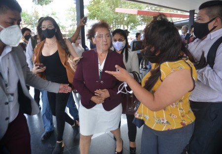 Aunque la mayoría de los asistentes se detuvieron a dar la entrevista,  la presidenta interina del Tribunal de Justicia, Isabel Romero Cruz, no lo hizo pues llevaba mucha prisa.