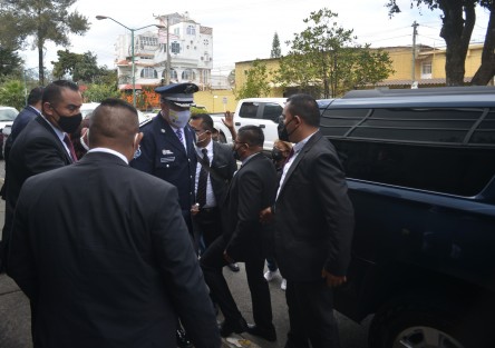 Fiel a su costumbre, el secretario de Seguridad,  Hugo Gutiérrez Maldonado, salió del  Teatro del Estado custodiado por excesiva seguridad. 