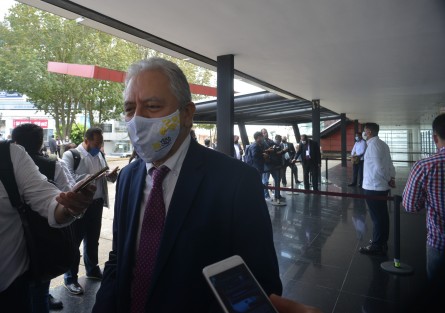 El alcalde de Xalapa, Hipólito Rodríguez Herrero, aclaró que la Secretaría de Salud rige el semáforo epidemiológico de COVID-19, por lo que el posible confinamiento en la Capital dependerá de su indicación y de que los xalapeños acaten las medidas para que no siga creciendo el contagio. 