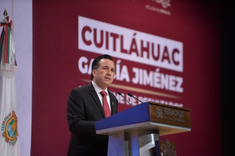 Bajo las condiciones que impone la pandemia, con un auditorio al 25 por ciento de aforo, sana distancia y la presencia virtual de legisladores locales y federales, el gobernador Cuitláhuac García Jiménez rindió al pueblo veracruzano el Segundo Informe de Gobierno, desde el Teatro del Estado General Ignacio de la Llave. 