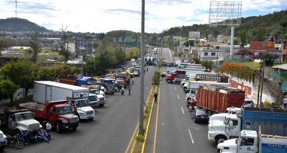 Transportistas agremiados de AMOTAC, se manifestaron desde temprana hora sobre el bulevar Xalapa-Banderilla, en protesta por la falta de  seguridad en carreteras de la región y el abuso de empresas de grúas en el arrastre de sus unidades.