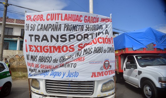 Transportistas agremiados de AMOTAC, se manifestaron desde temprana hora sobre el bulevar Xalapa-Banderilla, en protesta por la falta de  seguridad en carreteras de la región y el abuso de empresas de grúas en el arrastre de sus unidades.