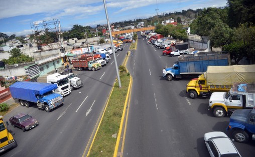Transportistas agremiados de AMOTAC, se manifestaron desde temprana hora sobre el bulevar Xalapa-Banderilla, en protesta por la falta de  seguridad en carreteras de la región y el abuso de empresas de grúas en el arrastre de sus unidades.