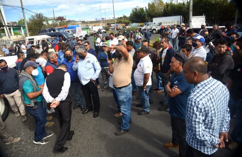 Transportistas agremiados de AMOTAC, se manifestaron desde temprana hora sobre el bulevar Xalapa-Banderilla, en protesta por la falta de seguridad en carreteras de la región y el abuso de empresas de grúas en el arrastre de sus unidades.