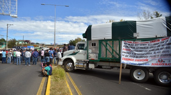 Transportistas agremiados de AMOTAC, se manifestaron desde temprana hora sobre el bulevar Xalapa-Banderilla, en protesta por la falta de seguridad en carreteras de la región y el abuso de empresas de grúas en el arrastre de sus unidades.