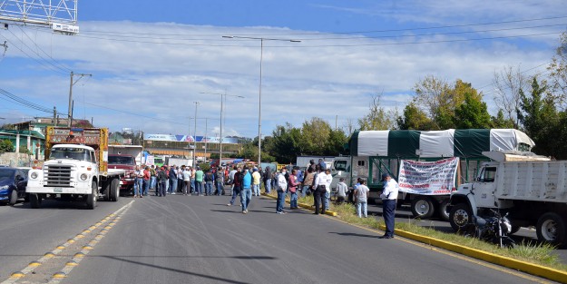 Transportistas agremiados de AMOTAC, se manifestaron desde temprana hora sobre el bulevar Xalapa-Banderilla, en protesta por la falta de seguridad en carreteras de la región y el abuso de empresas de grúas en el arrastre de sus unidades.
