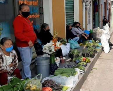 Se complica la  situación de las mujeres que ofertan sus productos del campo frente al mercado de Altotonga, ya que autoridades municipales les han prohibido la instalación en los sitios que tradicionalmente ocupaban.