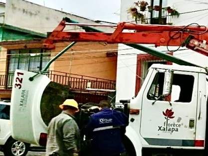 Camión grúa del municipio no midió altura y se llevó cables con la grúa en la zona de Los Berros, mismos que jalaron varios postes ocasionando corte de luz e internet así como daño a un vehículo estacionado. 
