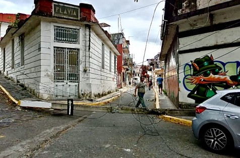 Camión grúa del municipio no midió altura y se llevó cables con la grúa en la zona de Los Berros, mismos que jalaron varios postes ocasionando corte de luz e internet así como daño a un vehículo estacionado. 

