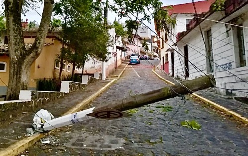 Camión grúa del municipio no midió altura y se llevó cables con la grúa en la zona de Los Berros, mismos que jalaron varios postes ocasionando corte de luz e internet así como daño a un vehículo estacionado. 
