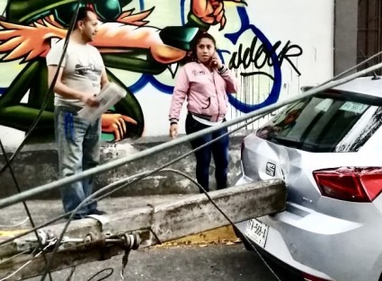 Camión grúa del municipio no midió altura y se llevó cables con la grúa en la zona de Los Berros, mismos que jalaron varios postes ocasionando corte de luz e internet así como daño a un vehículo estacionado. 
