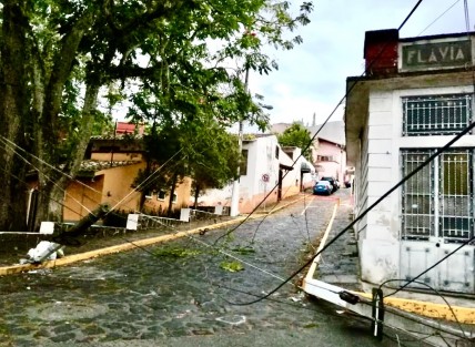 Camión grúa del municipio no midió altura y se llevó cables con la grúa en la zona de Los Berros, mismos que jalaron varios postes ocasionando corte de luz e internet así como daño a un vehículo estacionado. 