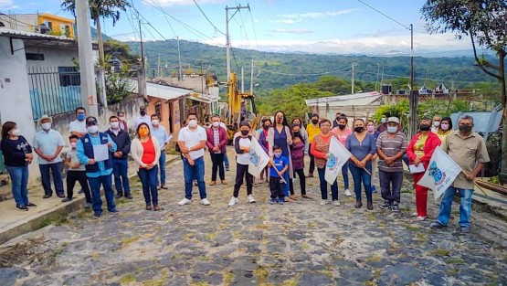 El Alcalde de Teocelo Mario Antonio Chama Díaz; la Síndica Municipal, Zayra Martínez Andrade y la Presidenta del DIF Municipal, Mara Chama Villa, dieron el banderazo de inicio de obra en la calle Guillermo Prieto de la colonia Benito Juárez de la Cabecera Municipal. 