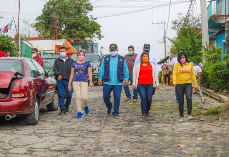 Al término del  banderazo de obra, ediles y directores de las diferentes áreas del ayuntamiento, recorrieron calles y colonias donde se analiza y proyecta  obra pública de impacto social a corto plazo. 