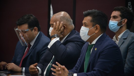 El secretario de Gobierno, Eric Patrocino Cisneros Burgos, al comparecer ante la LXV Legislatura local con motivo de la Glosa del Segundo Informe de Gobierno, puntualizó que la administración del gobernador Cuitláhuac García Jiménez trabaja para todos, sin distinción de partido, sin consigna, sin complicidad ni represión, como en el pasado.

