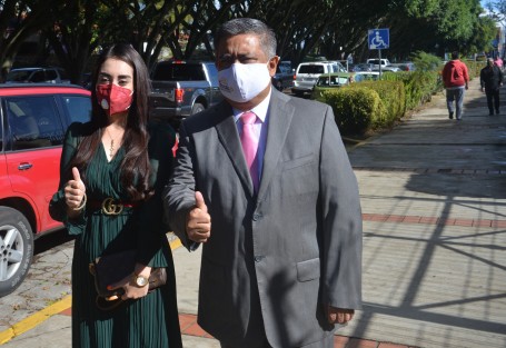 El alcalde de Teocelo, Mario A.Chama Díaz, en compañía de la presidenta del DIF municipal de ese municipio, Mara Chama Villa, asistieron como invitados a  la comparecencia del Secretario de Gobierno Eric Cisneros Burgos, en las instalaciones de la Legislatura. 