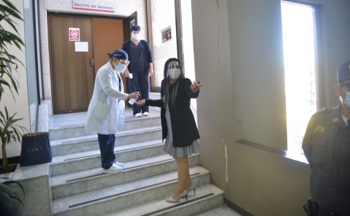 Diputados de la LXV Legislatura de Veracruz sesionaron nuevamente a puerta cerrada debido a la contingencia sanitaria, siguiendo los protocolos para ingresar al recinto. 