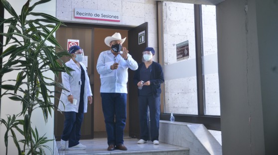 Diputados de la LXV Legislatura de Veracruz sesionaron nuevamente a puerta cerrada debido a la contingencia sanitaria, siguiendo los protocolos para ingresar al recinto. 