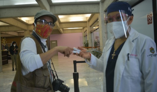 Y aunque los trabajadores de los medios de información también se someten al filtro sanitario, aun no se les permite el ingreso al salón  de plenos a las sesiones. 