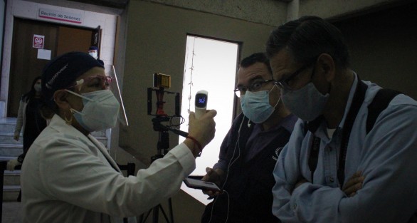 Y aunque los trabajadores de los medios de información también se someten al filtro sanitario, aun no se les permite el ingreso al salón de plenos a las sesiones. 