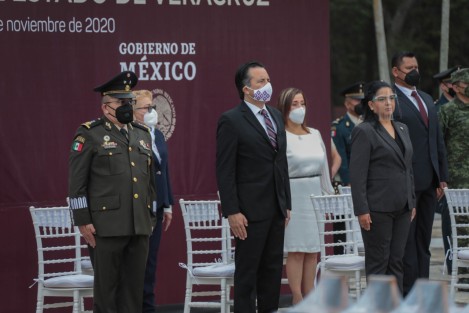En el 63o Batallón de Infantería en El Lencero, el Gobernador Cuitláhuac García Jiménez,y el general diplomado del Estado Mayor, Federico Eduardo Solorzano Barragán presidieron la Ceremonia de Condecoraciones y Ascensos al Personal Militar y Entrega de la Condecoración <em>Miguel Hidalgo Grado Cruz</em> a Personal Profesional de la Salud que ha brindado sus servicios durante la pandemia. 
