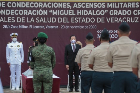 En el 63o Batallón de Infantería en El Lencero, el Gobernador Cuitláhuac García Jiménez,y el general diplomado del Estado Mayor, Federico Eduardo Solorzano Barragán presidieron la Ceremonia de Condecoraciones y Ascensos al Personal Militar y Entrega de la Condecoración <em>Miguel Hidalgo Grado Cruz</em> a Personal Profesional de la Salud que ha brindado sus servicios durante la pandemia. 
