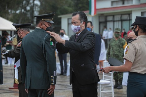 En el 63o Batallón de Infantería en El Lencero, el Gobernador Cuitláhuac García Jiménez,y el general diplomado del Estado Mayor, Federico Eduardo Solorzano Barragán presidieron la Ceremonia de Condecoraciones y Ascensos al Personal Militar y Entrega de la Condecoración <em>Miguel Hidalgo Grado Cruz</em> a Personal Profesional de la Salud que ha brindado sus servicios durante la pandemia. 
