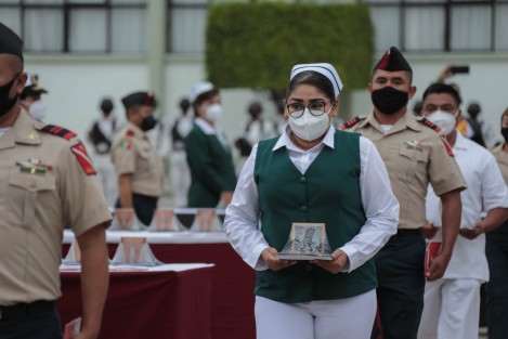 En el 63o Batallón de Infantería en El Lencero, el Gobernador Cuitláhuac García Jiménez,y el general diplomado del Estado Mayor, Federico Eduardo Solorzano Barragán presidieron la Ceremonia de Condecoraciones y Ascensos al Personal Militar y Entrega de la Condecoración <em>Miguel Hidalgo Grado Cruz</em> a Personal Profesional de la Salud que ha brindado sus servicios durante la pandemia. 
