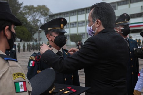 En el 63o Batallón de Infantería en El Lencero, el Gobernador Cuitláhuac García Jiménez,y el general diplomado del Estado Mayor, Federico Eduardo Solorzano Barragán presidieron la Ceremonia de Condecoraciones y Ascensos al Personal Militar y Entrega de la Condecoración <em>Miguel Hidalgo Grado Cruz</em> a Personal Profesional de la Salud que ha brindado sus servicios durante la pandemia. 
