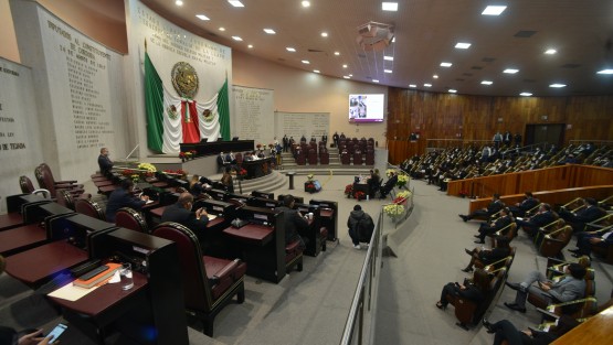 A esta comparecencia acudieron diputados en mayor número, y se permitió el acceso a reporteros y fotógrafos de medios. 