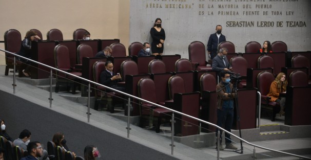 Como es costumbre, algunos de los presentes en el recinto mostraron más atención por otras cosas que por el motivo de la reunión.  Ni les pregunten qué dijo el titular de SEFIPLAN.