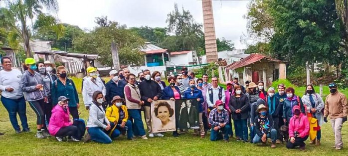 Este sábado el Municipio de Teocelo recibió la visita del Grupo Xalapa Antiguo, para conocer y ampliar la historia del ferrocarril Xalapa-Teocelo, además de recordar a la Internacional Carmela Rey, cuyos orígenes son de Santa Rosa donde vivió hasta su juventud.
