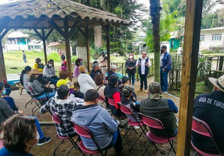 Con la coordinación  del Cronista de la Ciudad, Carlos May González, los 41 turistas visitaron  Santa Rosa, donde recibieron una plática histórica del lugar, escucharon un audio de Yuvia y Brisa, hijas de Carmela Rey, en el que recordaban a la tierra de su mamá, y  entonaron canciones de la internacional artista originaria de Santa Rosa. 
Posteriormente fueron al Sendero del Ocelote y de regreso visitaron la Ciudad de Teocelo, donde agradecieron el recibimiento y el apoyo de esta visita al Presidente Municipal Mario Chama, a la Síndica Zayra del Carmen Martínez  y a la Presidenta del DIF, Mara Chama Villa. 

