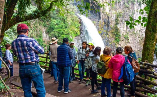 Con la coordinación  del Cronista de la Ciudad, Carlos May González, los 41 turistas visitaron  Santa Rosa, donde recibieron una plática histórica del lugar, escucharon un audio de Yuvia y Brisa, hijas de Carmela Rey, en el que recordaban a la tierra de su mamá, y  entonaron canciones de la internacional artista originaria de Santa Rosa. 
Posteriormente fueron al Sendero del Ocelote y de regreso visitaron la Ciudad de Teocelo, donde agradecieron el recibimiento y el apoyo de esta visita al Presidente Municipal Mario Chama, a la Síndica Zayra del Carmen Martínez  y a la Presidenta del DIF, Mara Chama Villa. 
