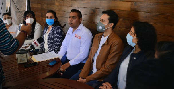 Maestros de telebachilleratos de diferentes municipios del estado de Veracruz presentaron ante medios, un pliego petitorio de 10 puntos para para el Secretario de Educación del Estado, y el líder de la SNTE 56 Mario Hernández Sánchez.