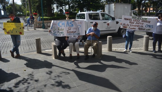 Un grupo de personas se manifestó frente a Palacio Municipal de Xalapa para quejarse de altos cobros de CMAS, ya que a decir de los manifestantes, durante la pandemia han incrementado al doble el cobro de agua.  