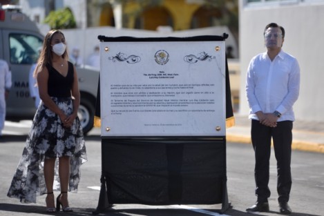 Así mismo se rindió homenaje al Teniente de Fragata del Servicio de Sanidad Naval Médico Familiar, Luis Rey Calderón Leal, quien con valentía se mantuvo al frente en el combate al COVID-19. 