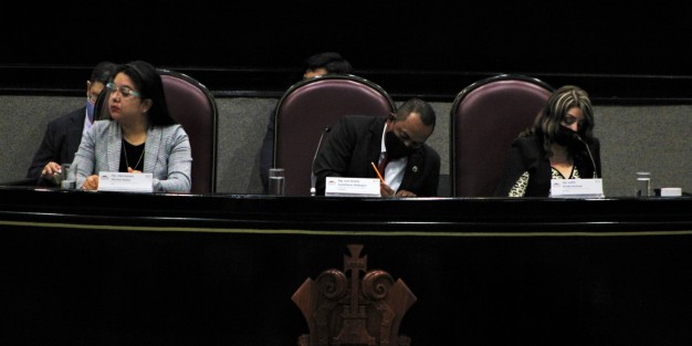 La errónea idea de <em>a mí no me va a dar</em> es visible entre los legisladores, que por una parte critican la actuación de las autoridades sanitarias y reclaman  que se expone a personal médico a contagios, y por otra actúan como posibles transmisores del virus que con esta clase de humanos, parece que no se terminará.  