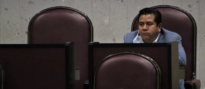 La errónea idea de <em>a mí no me va a dar</em> es visible entre los legisladores, que por una parte critican la actuación de las autoridades sanitarias y reclaman  que se expone a personal médico a contagios, y por otra actúan como posibles transmisores del virus que con esta clase de humanos, parece que no se terminará.  