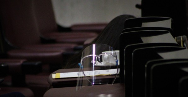 La errónea idea de <em>a mí no me va a dar</em> es visible entre los legisladores, que por una parte critican la actuación de las autoridades sanitarias y reclaman  que se expone a personal médico a contagios, y por otra actúan como posibles transmisores del virus que con esta clase de humanos, parece que no se terminará.  