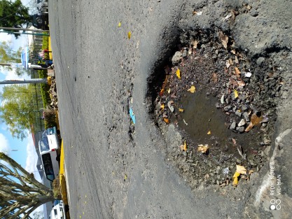 Cambian los colores de la mayoría legislativa y en Palacio Municipal, pero la calle Encanto sigue llena de baches.  