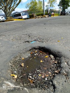 Cambian los colores de la mayoría legislativa y en Palacio Municipal, pero la calle Encanto sigue llena de baches. 