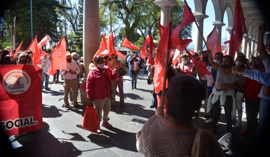 Integrantes del Movimiento Antorchista se manifestaron en la entrada principal de  Palacio Municipal. La exigencia es la misma de siempre, obras para sus colonias,  además  dicen que está muy caro el impuesto predial.